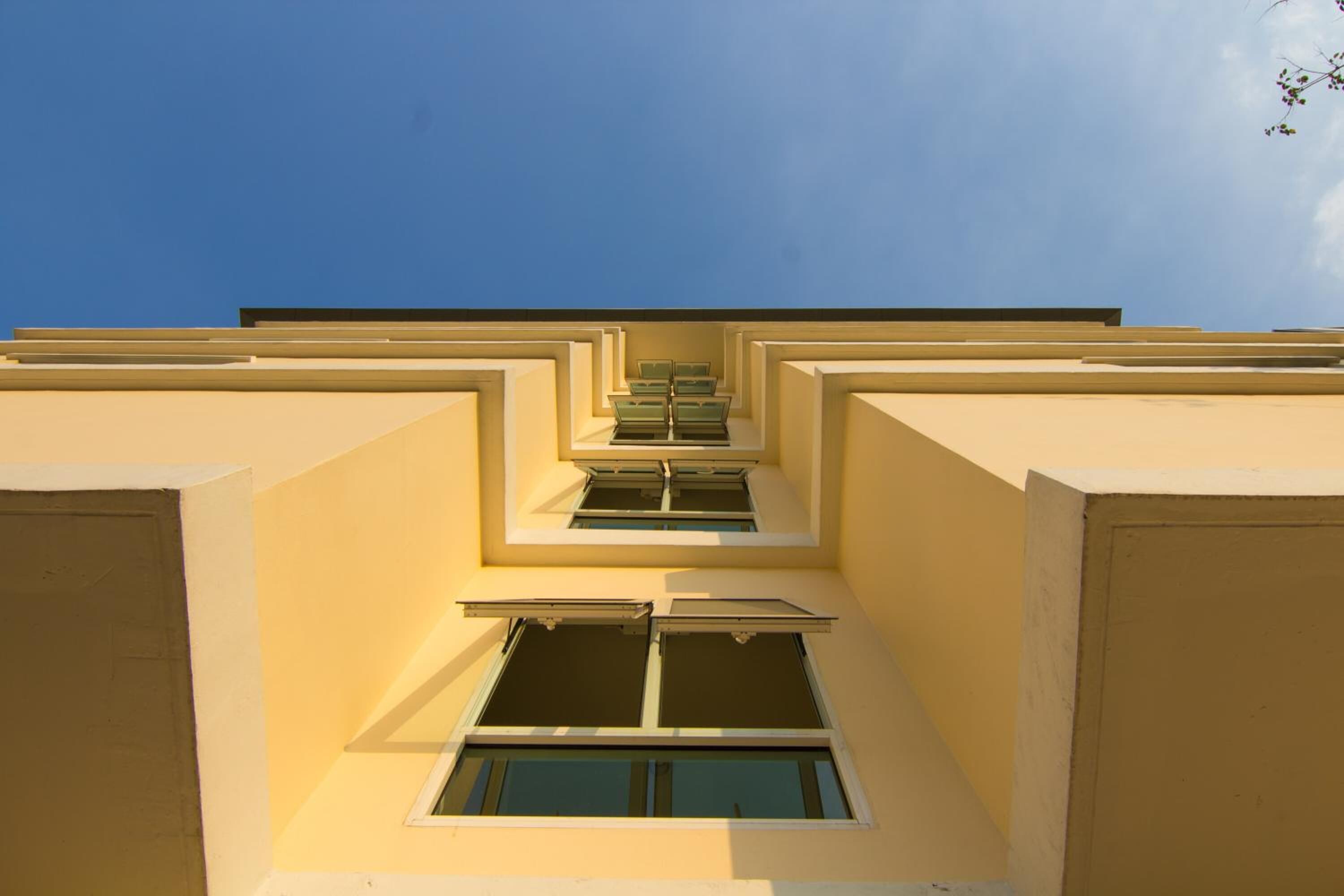 Un edificio con varias ventanas y cielo despejado.
