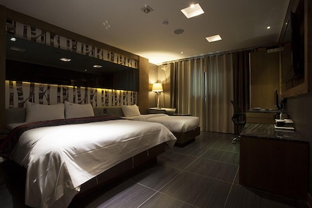 Basic Twin Room | Premium bedding, desk, soundproofing, free WiFi
