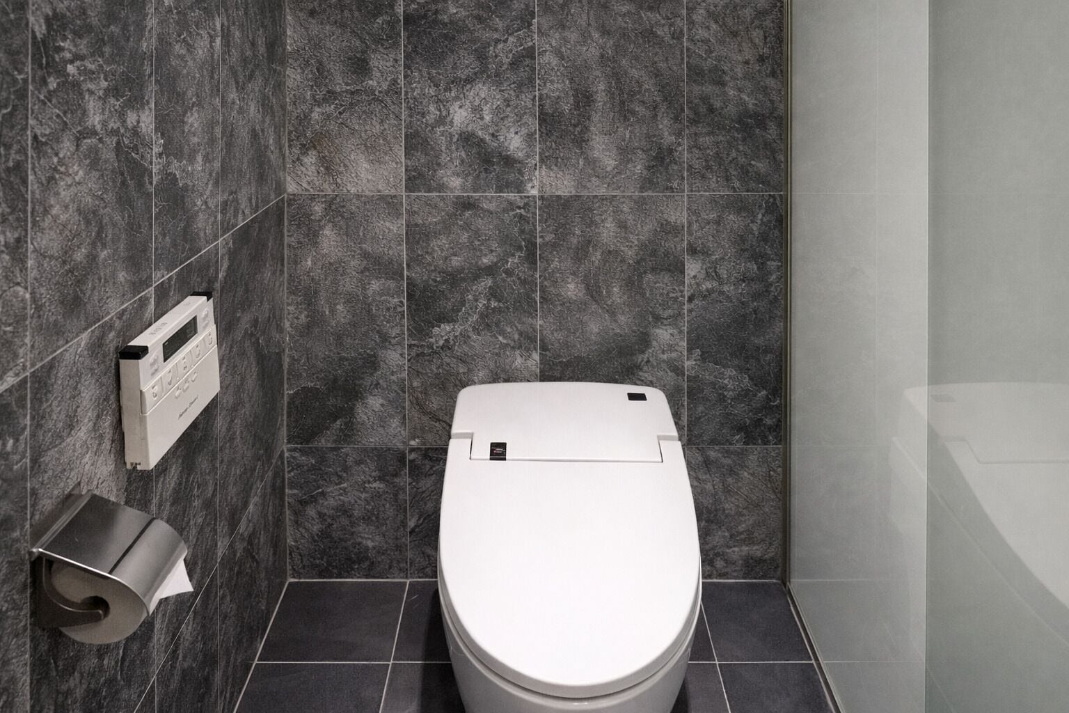 Basic-Zweibettzimmer | Badezimmer | Badewanne und Dusche (separat), Komfortbadewanne