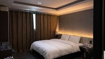 Quarto casal básico | Banheiro | Banheira e chuveiro separados, banheira de imersão