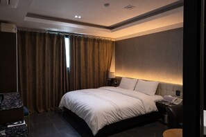 Basic Double Room | Bathroom | Separate tub and shower, deep soaking tub, free toiletries, hair dryer - Zenith Hotel (Bucheon)