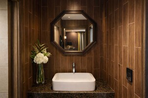 Suite | Baño | Bañera y ducha independientes, bañera profunda y secador de pelo