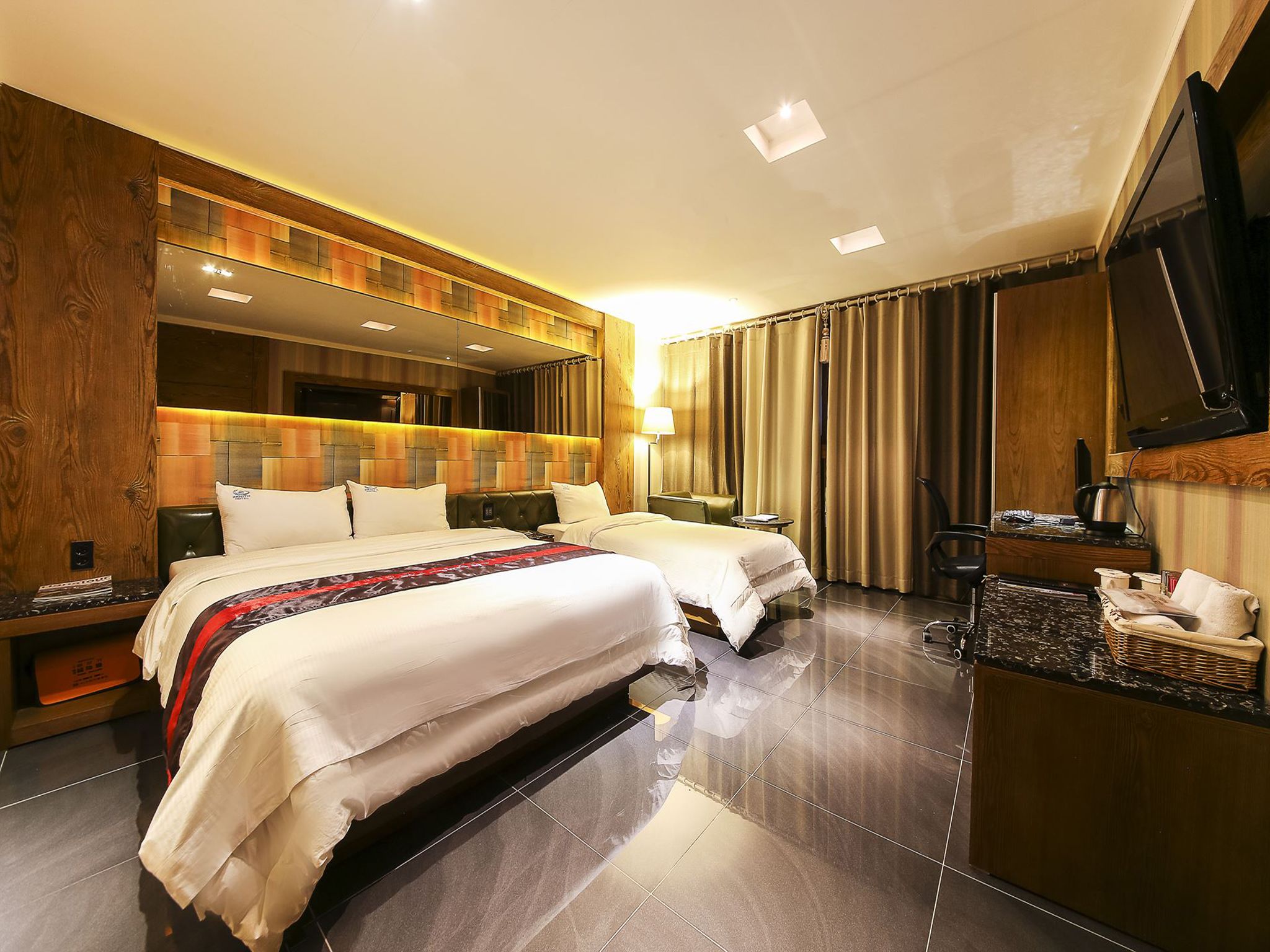 Ropa de cama de alta calidad, escritorio y sistema de insonorización 