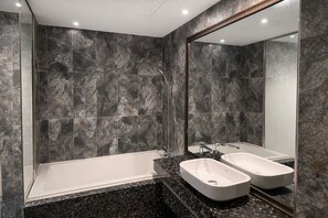 Basic Twin Room | Bathroom | Separate tub and shower, deep soaking tub, free toiletries, hair dryer - Zenith Hotel (Bucheon)