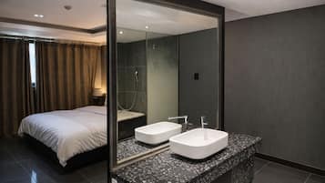 Quarto casal básico | Banheiro | Banheira e chuveiro separados, banheira de imersão