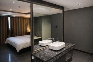 Habitación básica doble | Baño | Bañera y ducha independientes, bañera profunda y secador de pelo