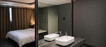 Zenith Hotel