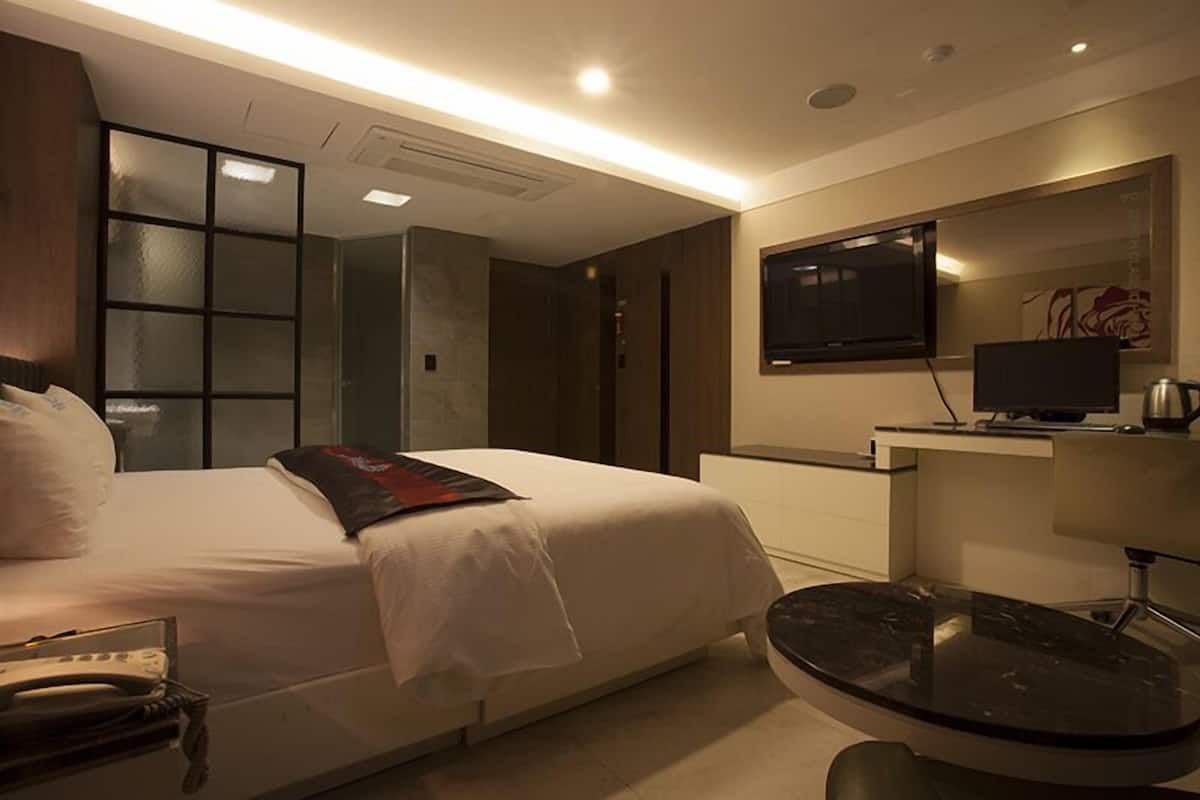 Basic-Doppelzimmer | Hochwertige Bettwaren, Schreibtisch, schallisolierte Zimmer