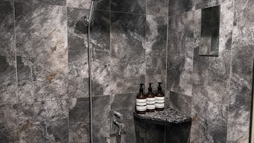 Quarto duplo básico | Banheiro | Banheira e chuveiro separados, banheira de imersão