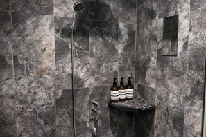 Basic Twin Room | Bathroom | Separate tub and shower, deep soaking tub, free toiletries, hair dryer - Zenith Hotel (Bucheon)