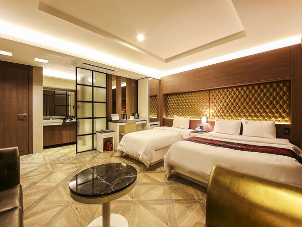 Kahden hengen perushuone (kaksi sänkyä) | Ylelliset vuodevaatteet, työpöytä, äänieristys, ilmainen Wi-Fi