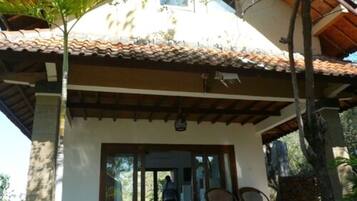 Family Bungalow | Premium bedding, desk, rollaway beds, free WiFi