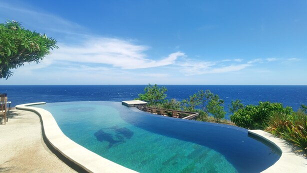 A infinity pool with a view of the ocean. - Wawa Wewe Rock (Karangasem)