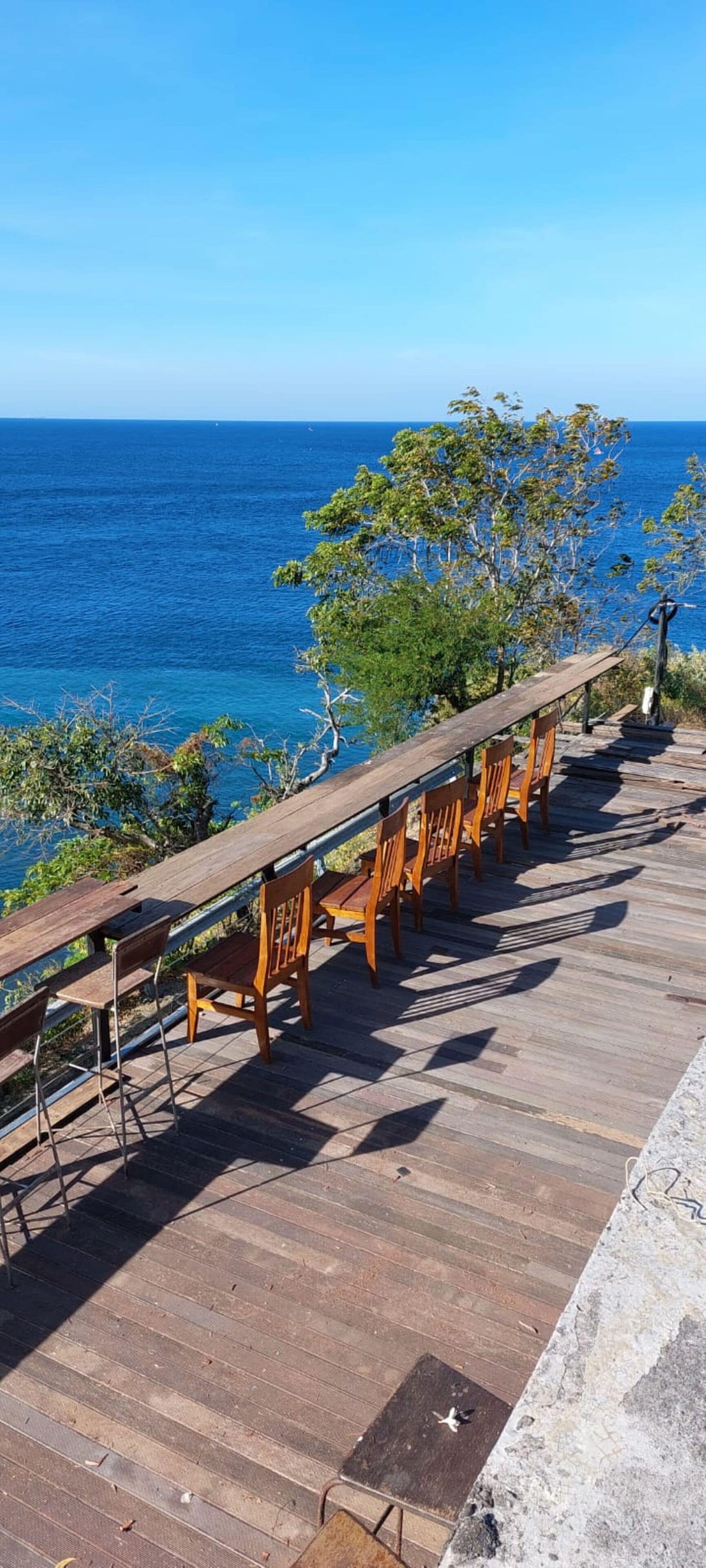 Breakfast, lunch, dinner served; international cuisine 