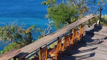 Breakfast, lunch, dinner served; international cuisine