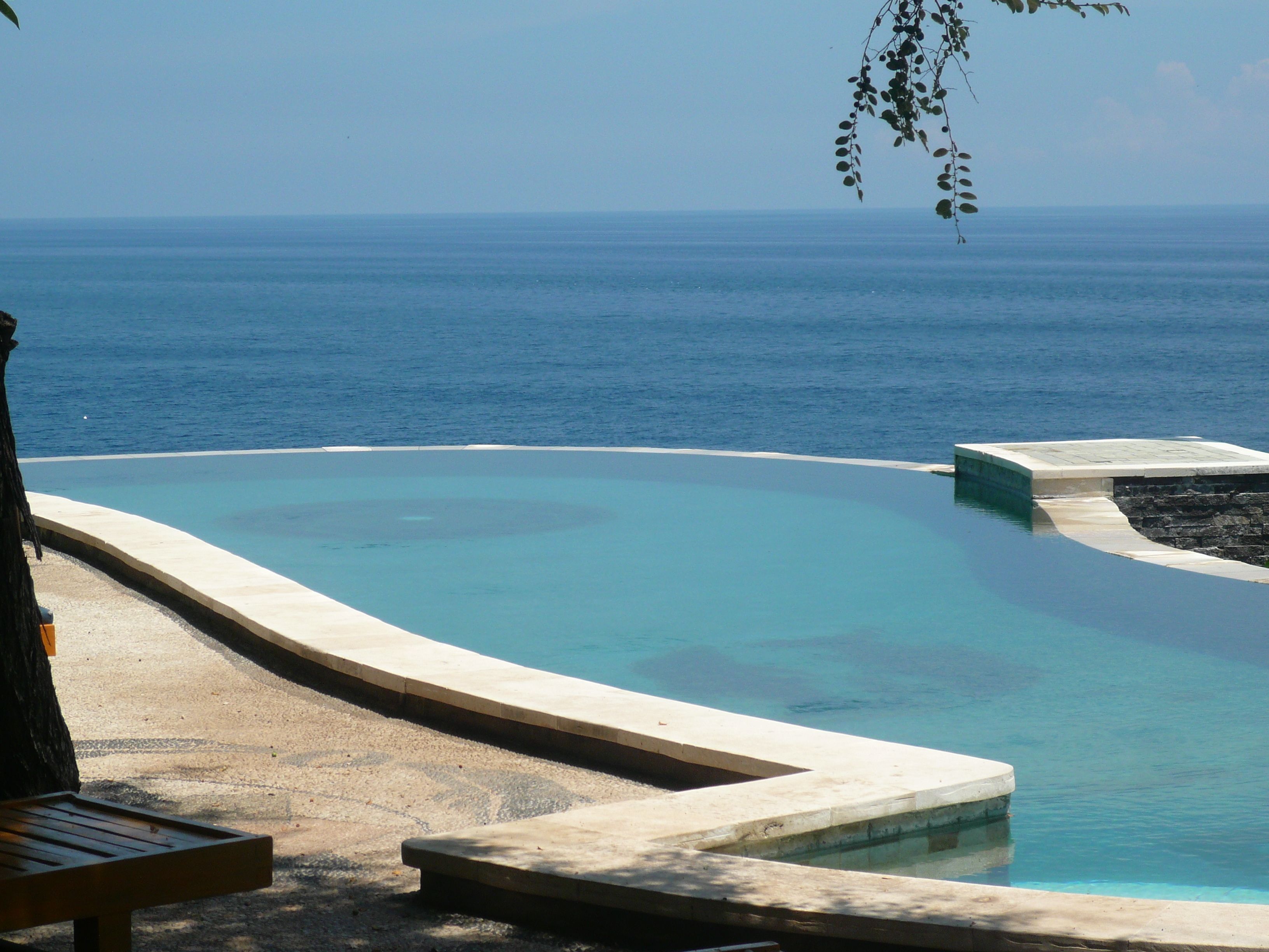 Hồ bơi ngoài trời, ghế dài tắm nắng 