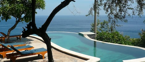 Piscine extérieure, chaises longues