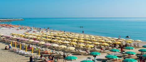 Una spiaggia nelle vicinanze