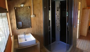 Family Bungalow (5 Prs) | Bathroom | Shower, hair dryer, towels - Il Girasole (Massignano)