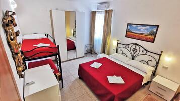 Kamar Triple | Selimut bulu angsa, tempat tidur bayi, dan tempat tidur lipat/tambahan