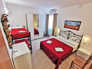 Triple Room | Down comforters, travel crib, rollaway beds, free WiFi - Il Girasole (Massignano)
