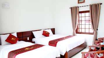 Deluxe Triple Room, Balcony | Bar mini, peti besi dalam bilik, meja, kalis bunyi