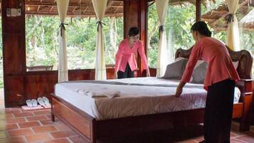 Una habitación de madera con una cama, un banco y un asiento de banco.