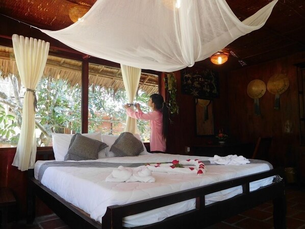 Minibar, desk, free WiFi, bed sheets