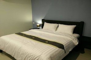 Standard Double | Roupas de cama antialérgicas, escrivaninha, cortinas blackout