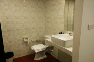 Ducha, artículos de tocador gratuitos, pantuflas, toallas