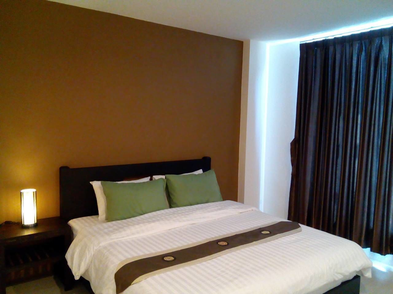 Deluxe Double  | Hypo-allergenic bedding, desk, blackout drapes, rollaway beds