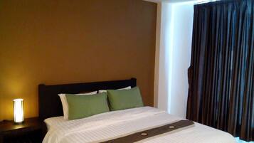 Deluxe Double | Hypo-allergenic bedding, desk, blackout drapes, rollaway beds