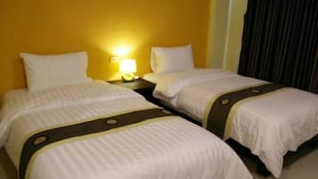 Standard Twin | Hypo-allergenic bedding, desk, blackout curtains, rollaway beds