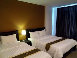 Family Room | Hypo-allergenic bedding, desk, blackout drapes, rollaway beds