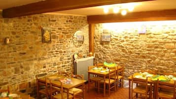 Bữa sáng buffet hàng ngày (8.00 EUR/mỗi người)