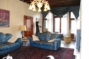 Coin salon dans le hall