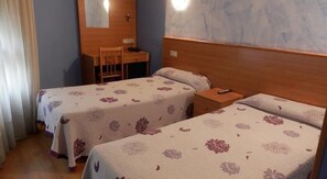 Bureau, lits bébé (en supplément), lits pliants/supplémentaires