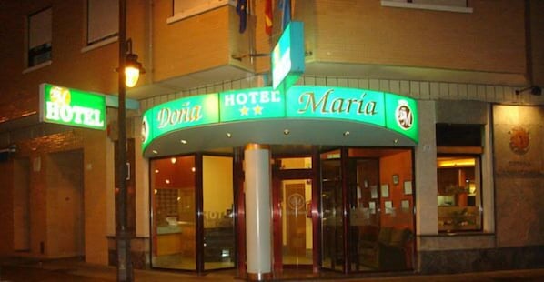 A hotel entrance with a sign reading "HOTEL Maria" and another sign for "HOTEL Doria."