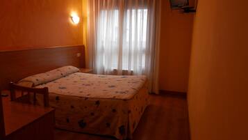 Escritorio, cunas (de pago), camas supletorias y wifi gratis