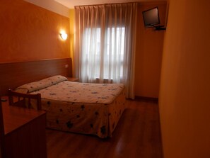 Desk, cribs/infant beds, rollaway beds, free WiFi - Hotel Doña María (Gijon)