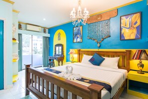 客房内保险箱、特色装修、特色家居、办公桌