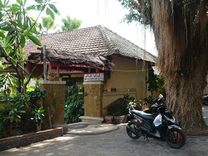 A building with a tiled roof and a sign indicating a reception by pool. - Wawa Wewe II Villas (Karangasem)