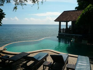Outdoor pool, sun loungers - Wawa Wewe II Villas (Karangasem)