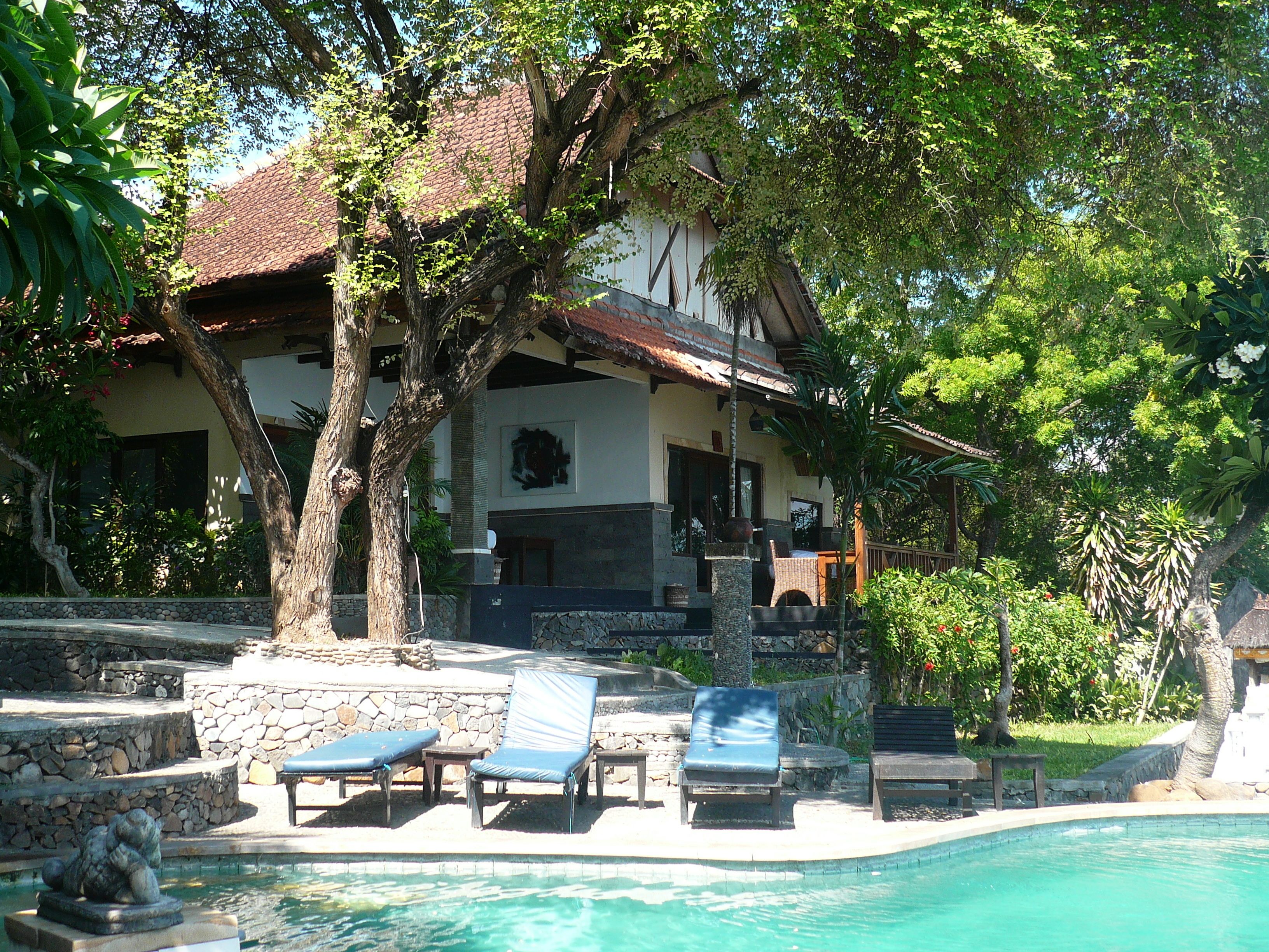 Outdoor pool, pool loungers