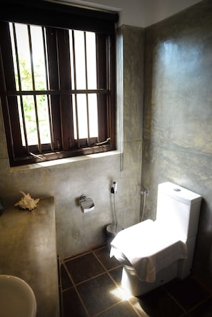 Dusche, kostenlose Toilettenartikel, Handtücher