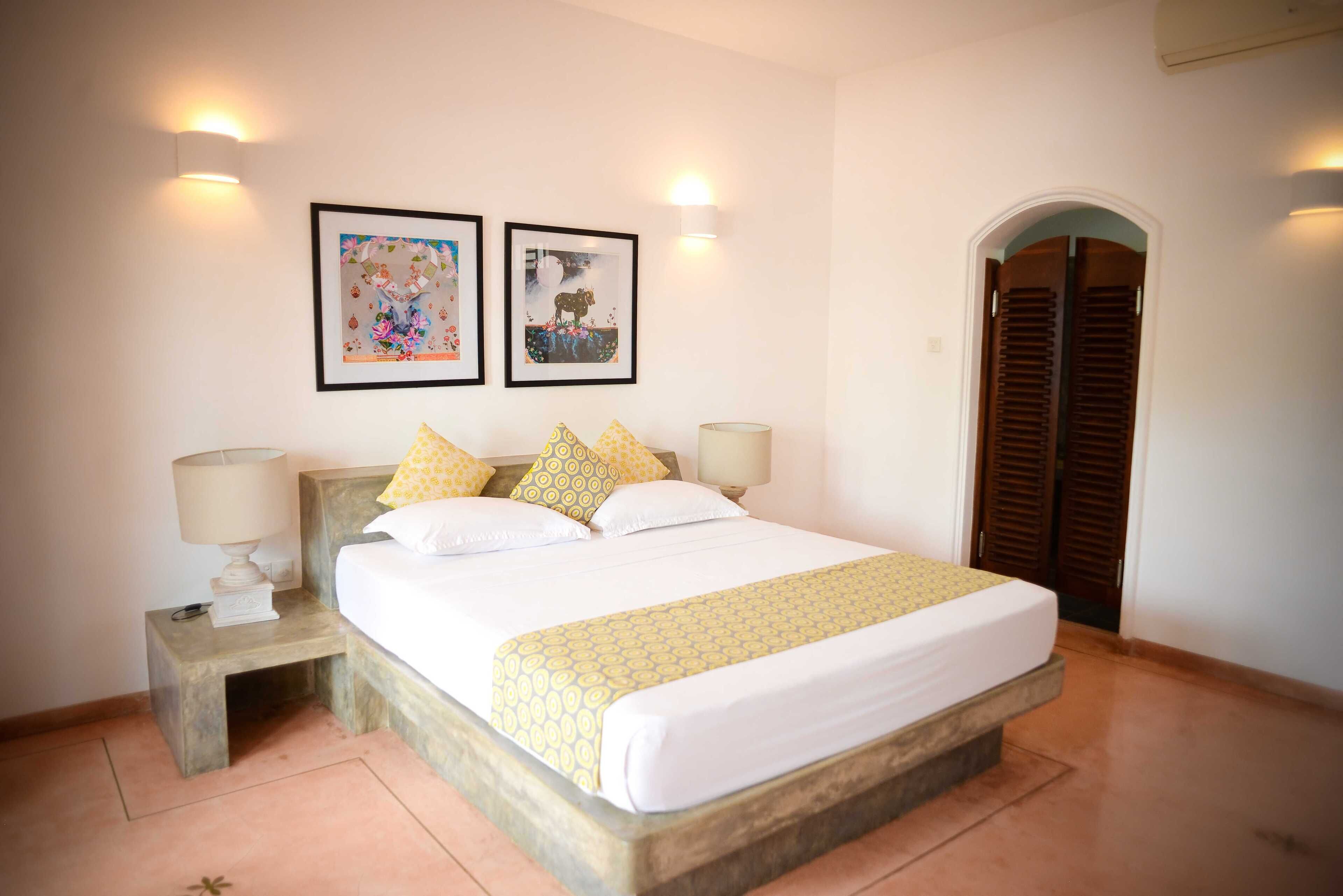 高档床上用品、迷你吧、客房内保险箱、办公桌