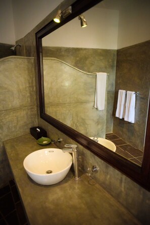 Shower, free toiletries, towels - Kingfisher Hotel (Unawatuna)