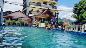 Kolam renang terbuka 