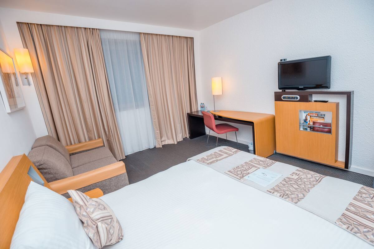 standard room | 1 bedroom, free minibar, in-room safe, desk