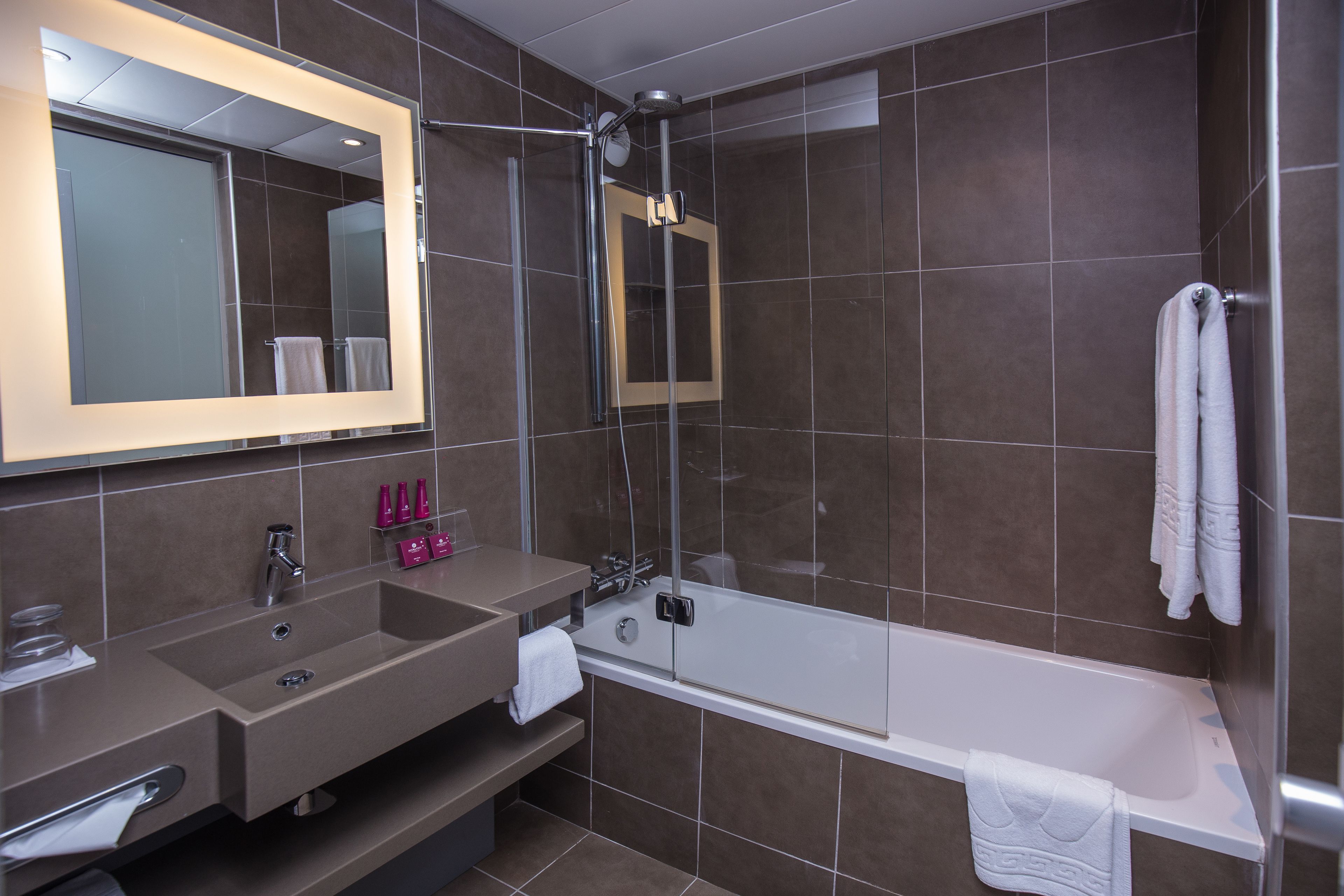 superior room | bathroom | free toiletries, hair dryer, towels